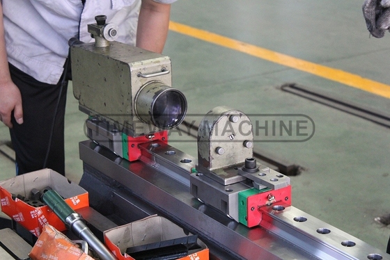 3 축의 수직 가공 센터 스핀드 센터에서 기둥까지 672mm 거리
