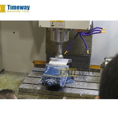금속 가공을 위한 CNC 프레싱 머신 테이블 크기 1000*550mm 수직 가공 센터